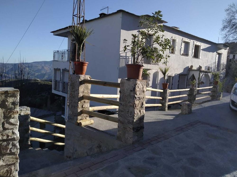 אלפוחארה דה לה סיירה Alojamiento Rural Mirador Del Avellano מראה חיצוני תמונה